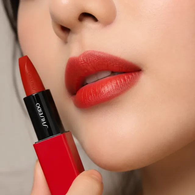 Cận cảnh mỹ phẩm trên gương mặt: son, má hồng