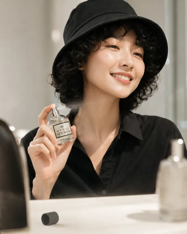 Người mẫu đang xịt nước hoa, dùng mỹ phẩm