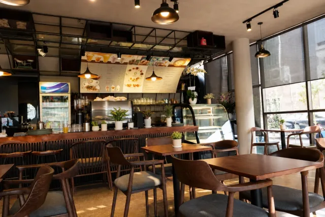 Ảnh không gian quán cà phê ấm cúng, sáng sạch