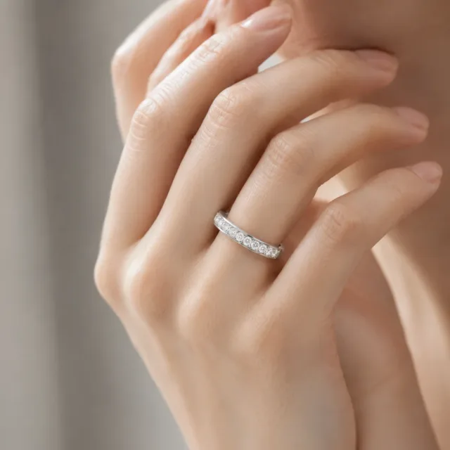 Cận cảnh tay đeo trang sức: nhẫn, vòng, lắc