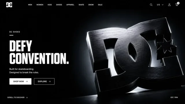 Ảnh hero section website thương hiệu với logo 3D kim loại