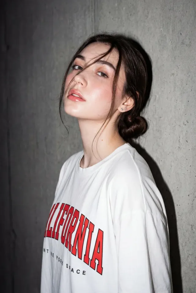 Chân dung flash streetwear bên tường bê tông (giữ gương mặt)