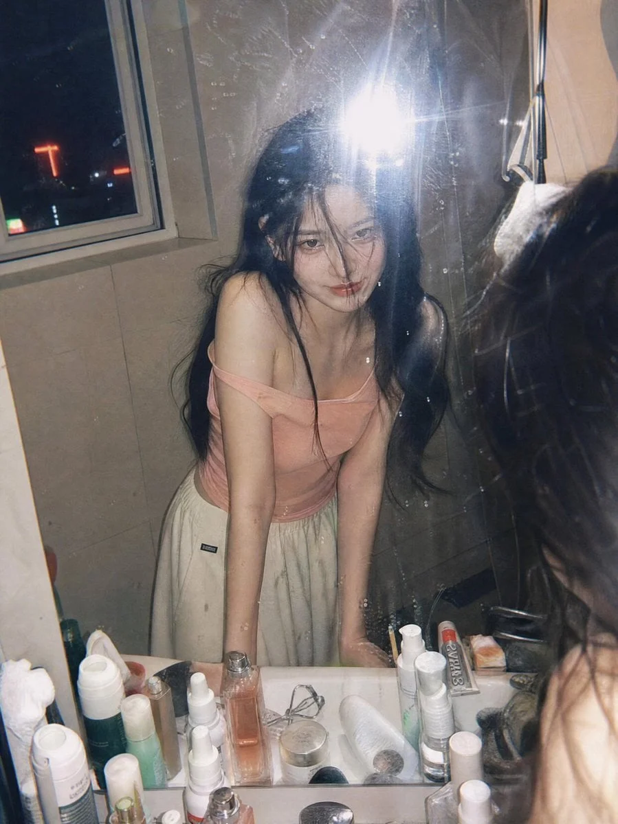 Ảnh selfie gương phòng tắm flash kiểu Y2K ban đêm