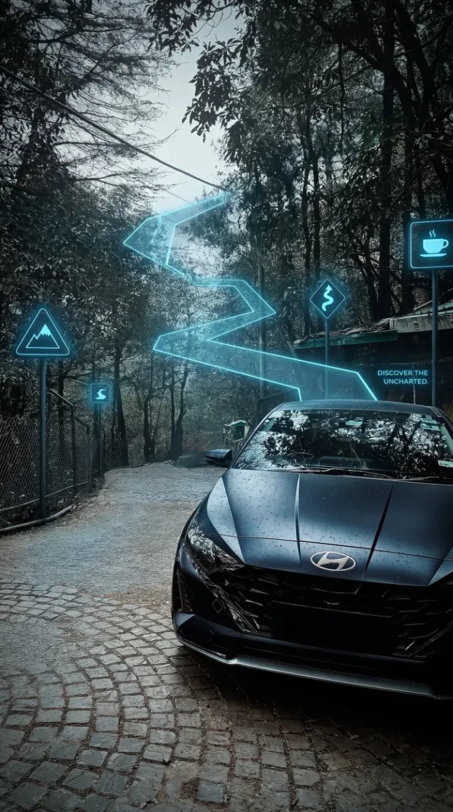 Quảng cáo ô tô tông tối - đường rừng với lối đi neon